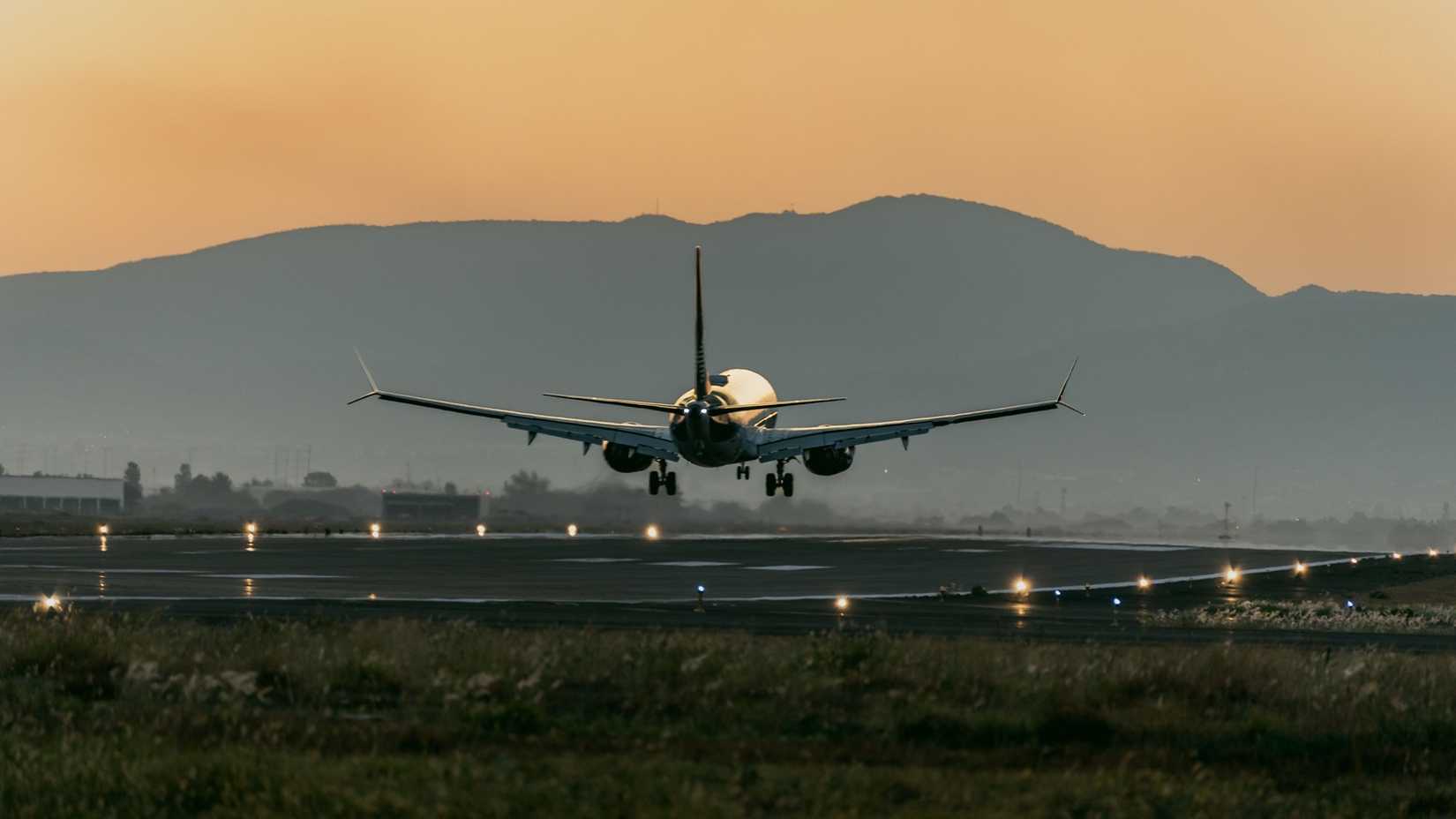 Boeing 737 MAX landing in Mexico City.