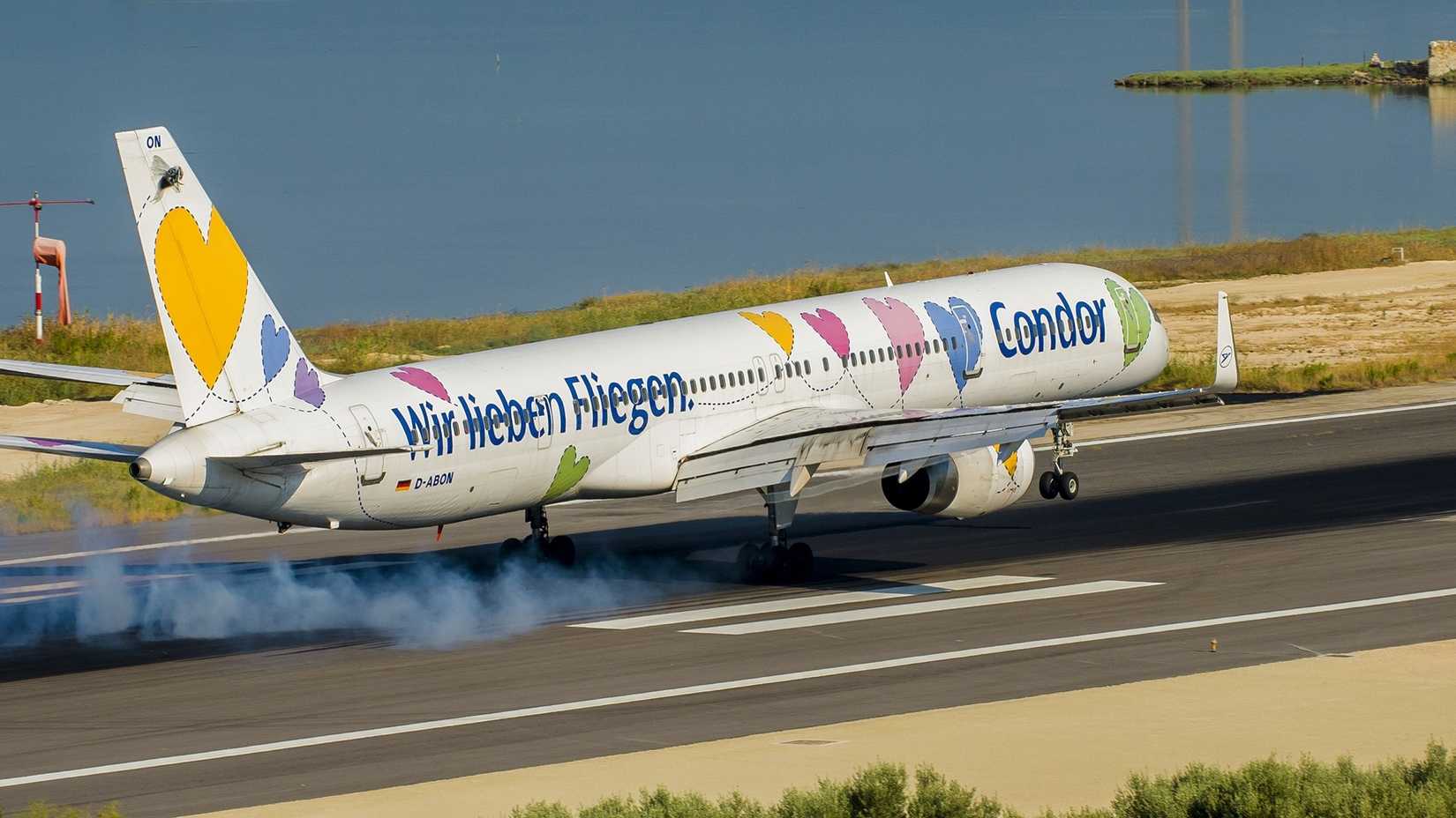 Condor Boeing 757-300 touching down