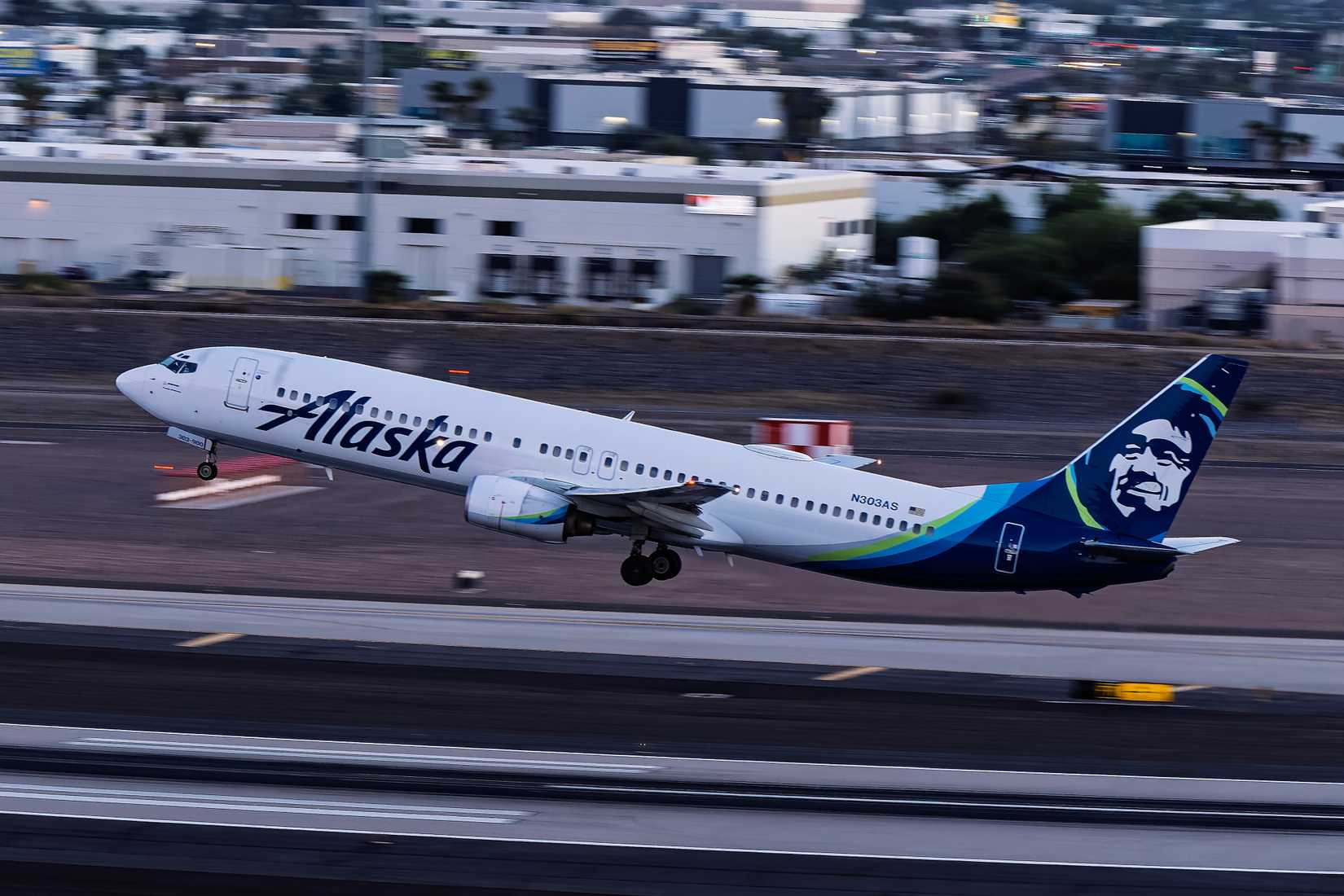 Alaska Airlines Boeing 737-900 departing from Sky Harbor International Airport
