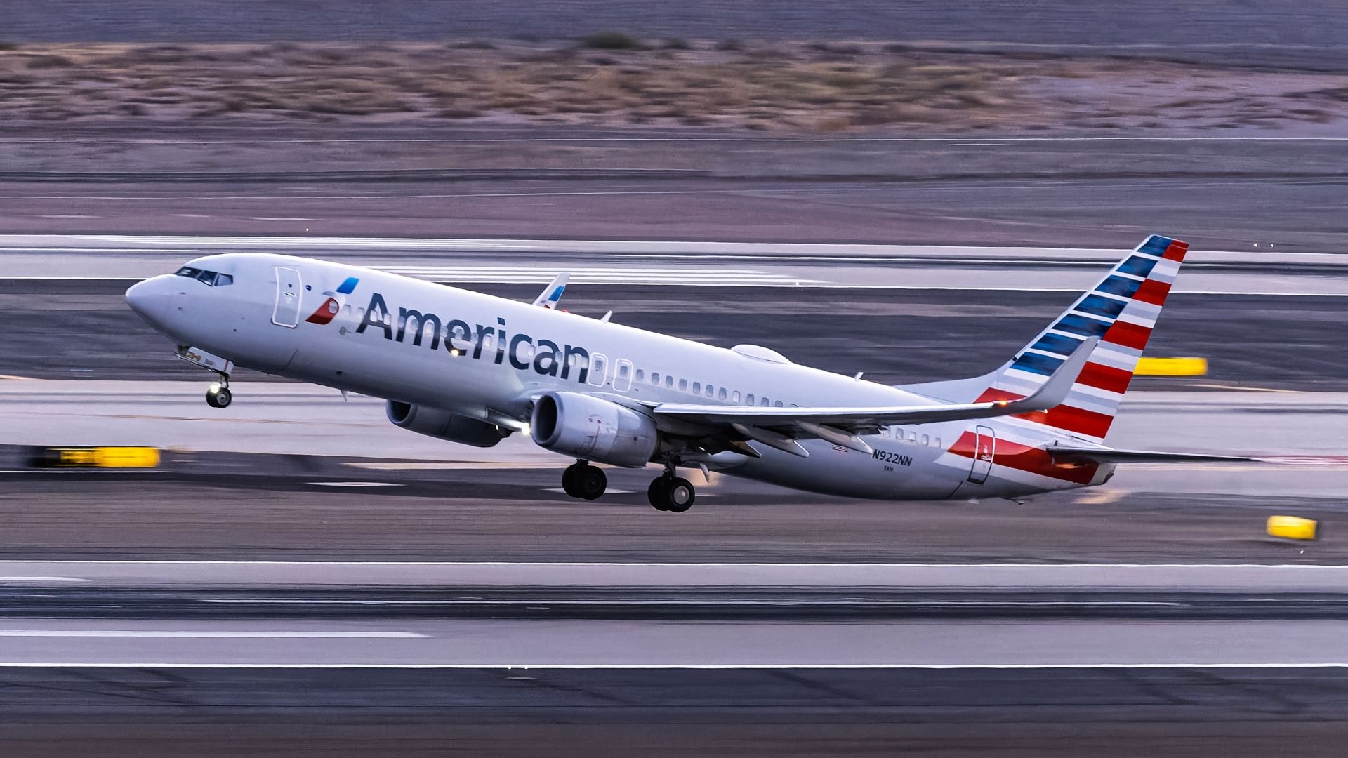 American 737 Departing Phoenix