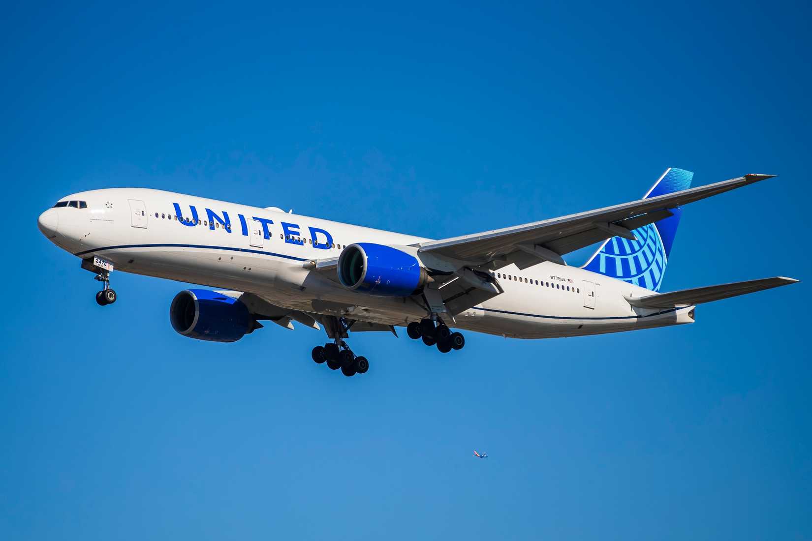 United Boeing 777-200ER Landing