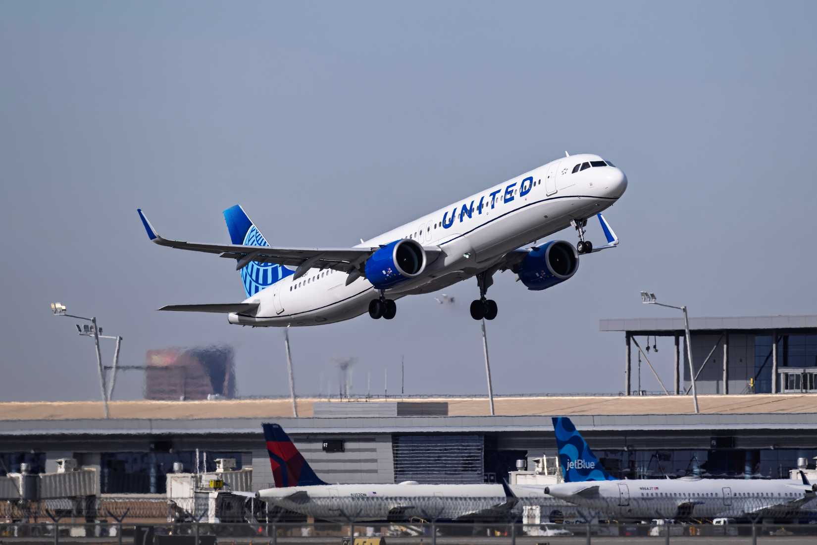 United A321neo Departing Phoenix