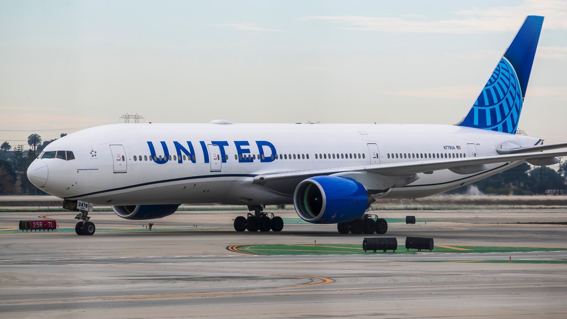 United Airlines Boeing 777-200 Taxiing