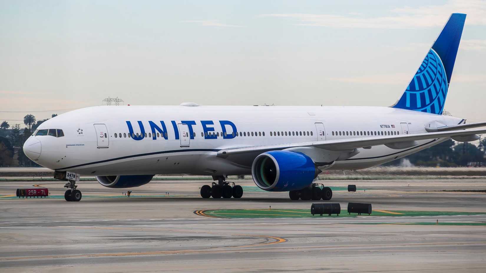 United Airlines Boeing 777-200 Taxiing
