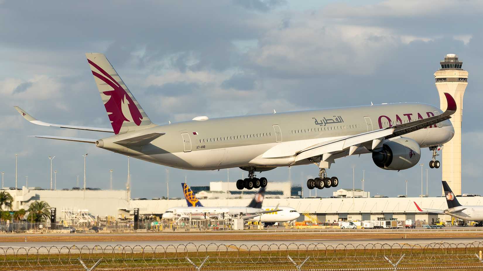 Qatar Airways Airbus A350-1000 landing