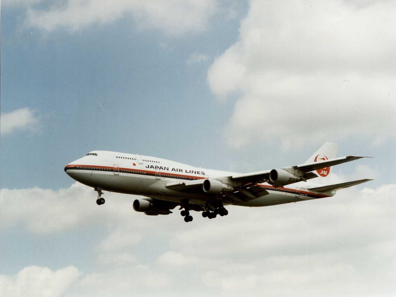 JAL on low approach at London Heathrow UK 14-07-1991