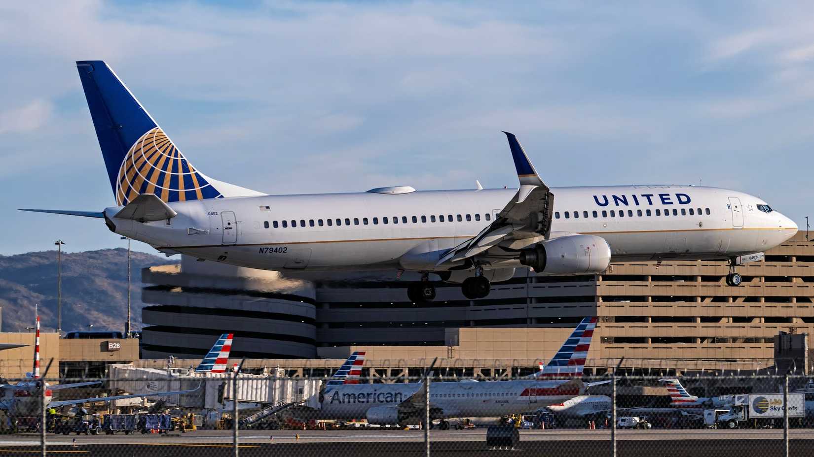 United Boeing 737-900 Landing