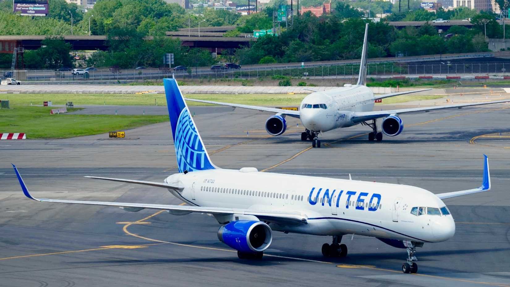 United Airlines Boeing 757 Taxiing In Newark