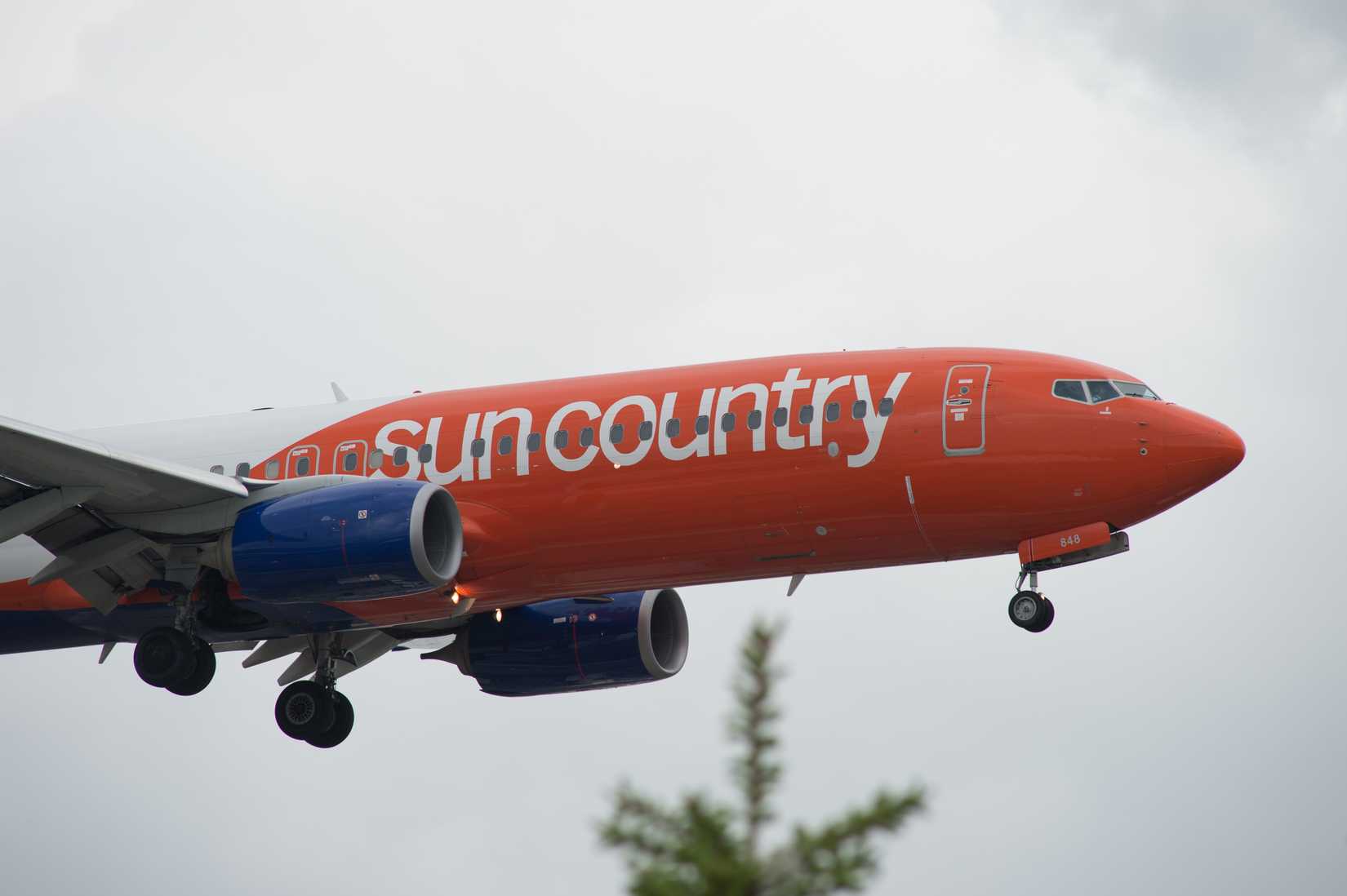 Sun Country 737 Landing In Grey Conditions