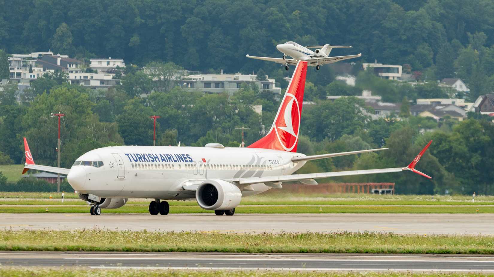 turkish airlines 737 max 8 on the runway
