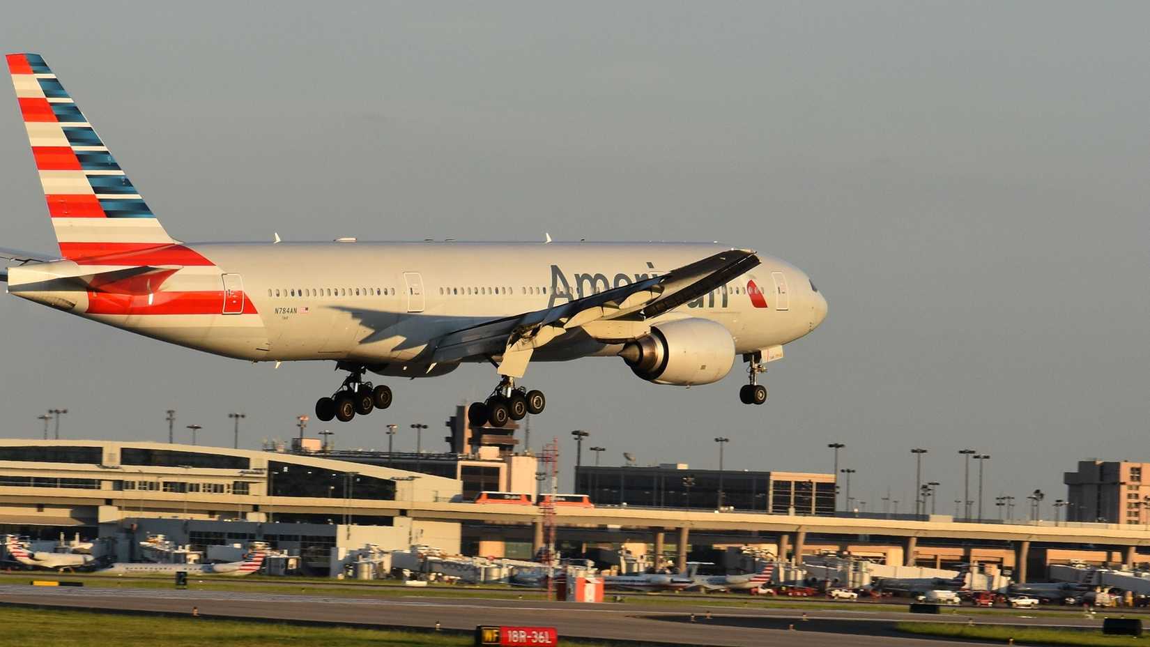 American Airlines Boeing 777-223ER landing at Dallas/Fort Worth International Airport