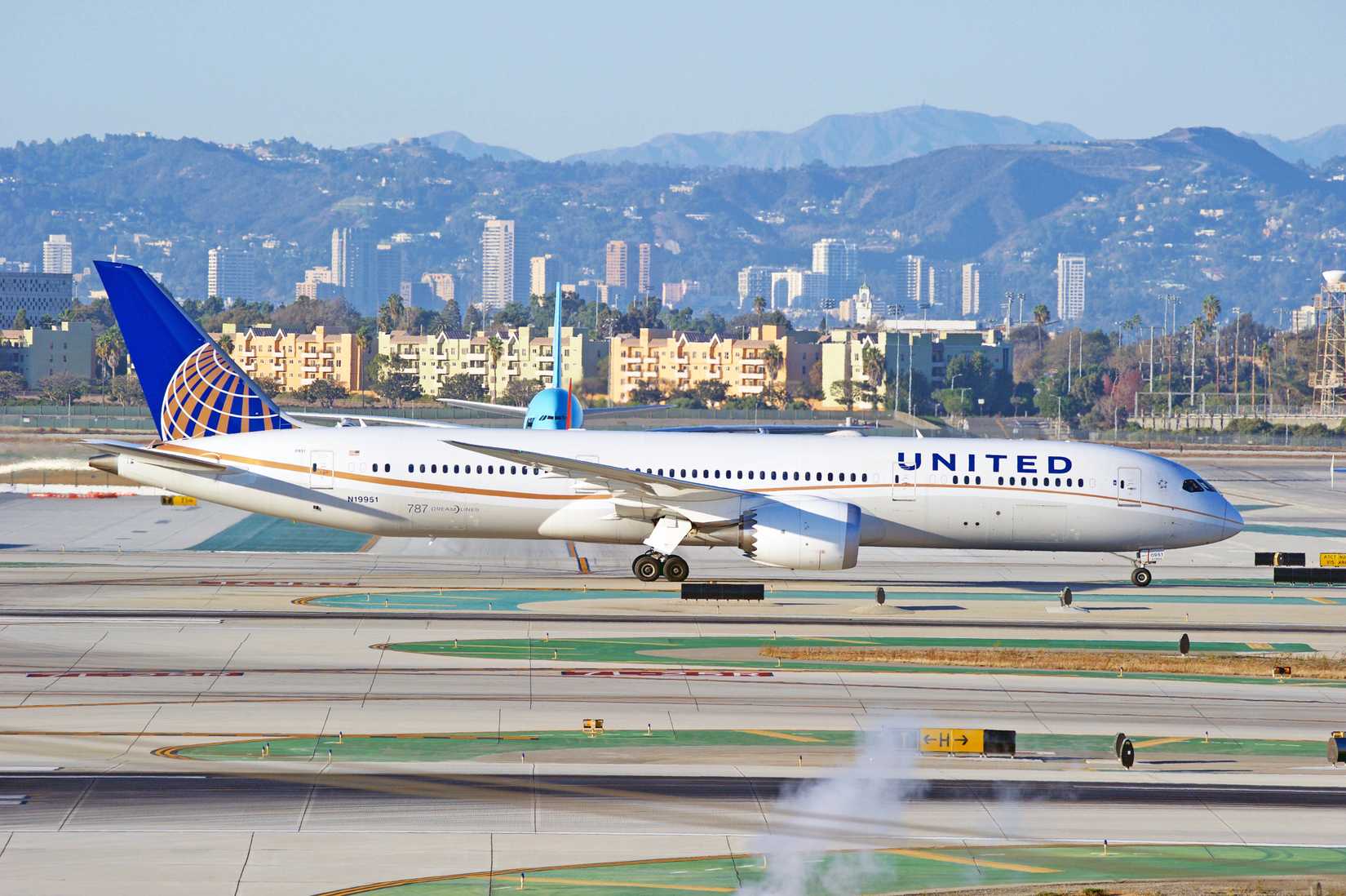 United Airlines Boeing 787-9 Dreamliner taxiing along the runway 