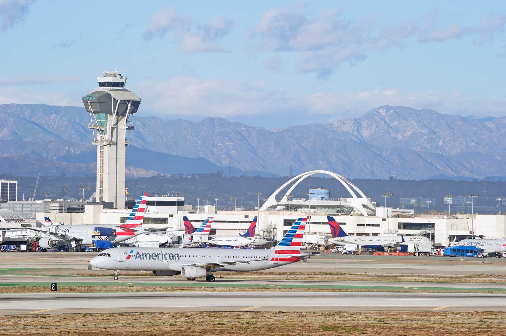 American Airlines Airbus A321 taxiing along the runway at LAX