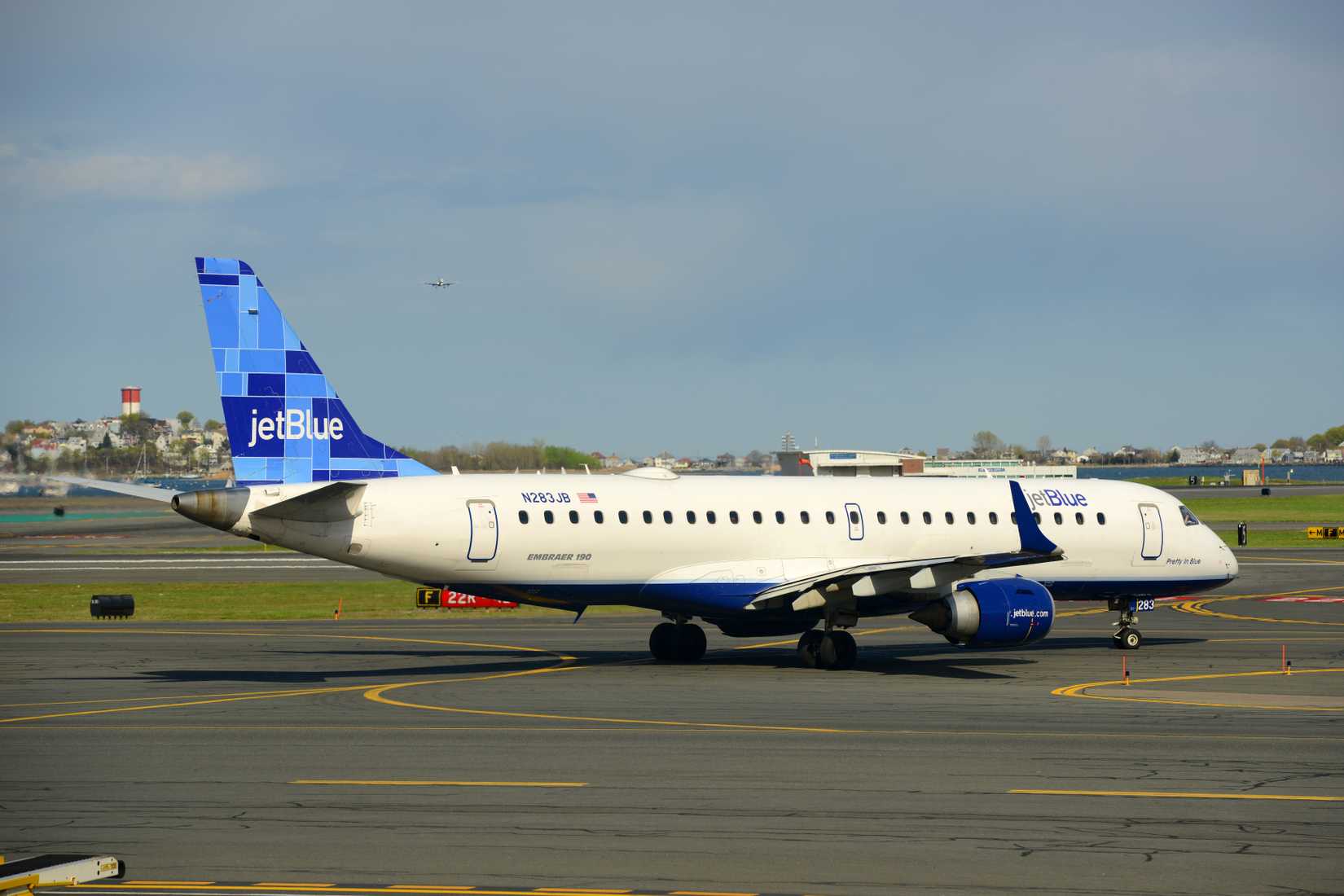 JetBlue Embraer E190 Taxiing