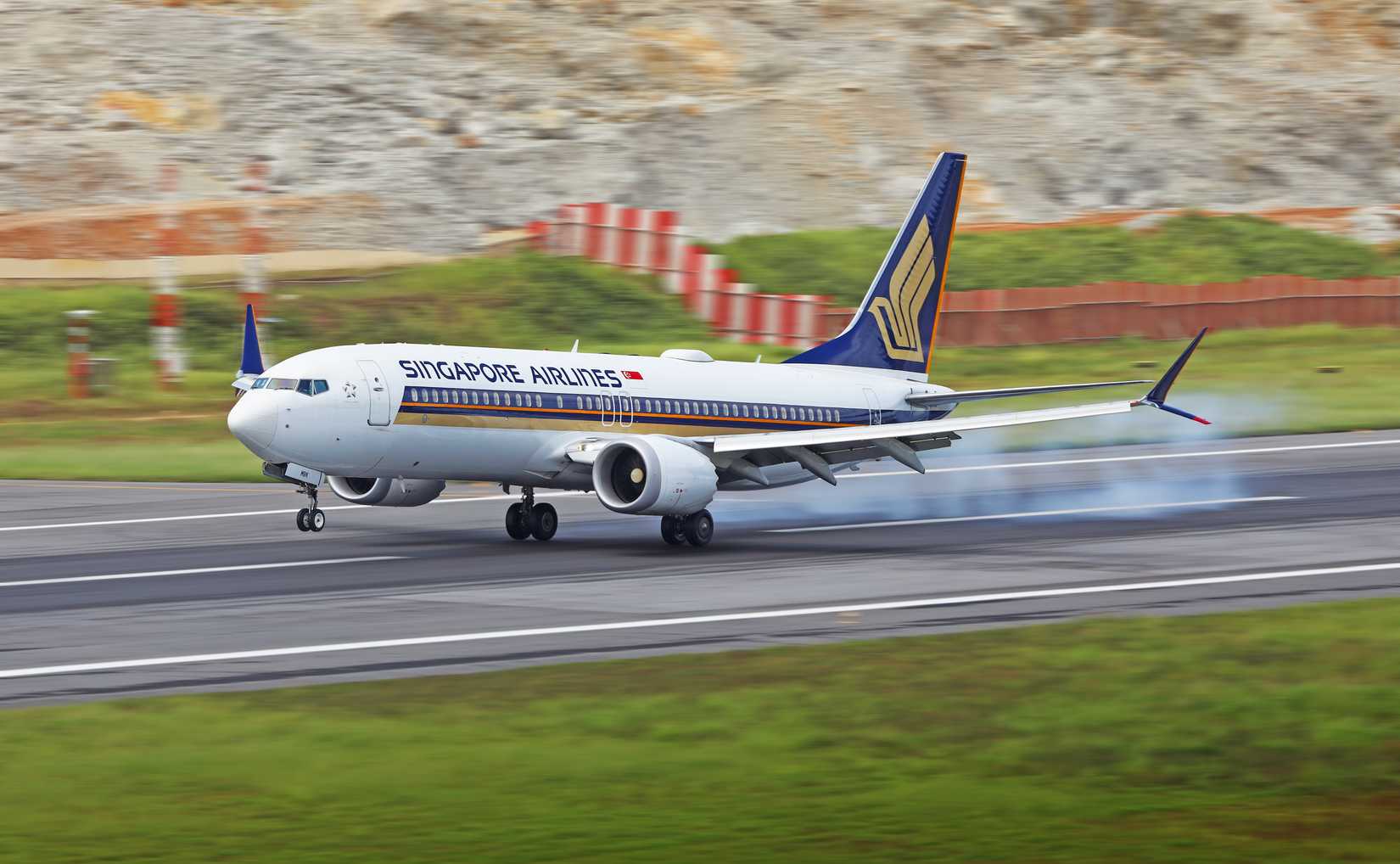 Singapore Airlines Boeing 737 Max 8 landing at Phuket International Airport.
