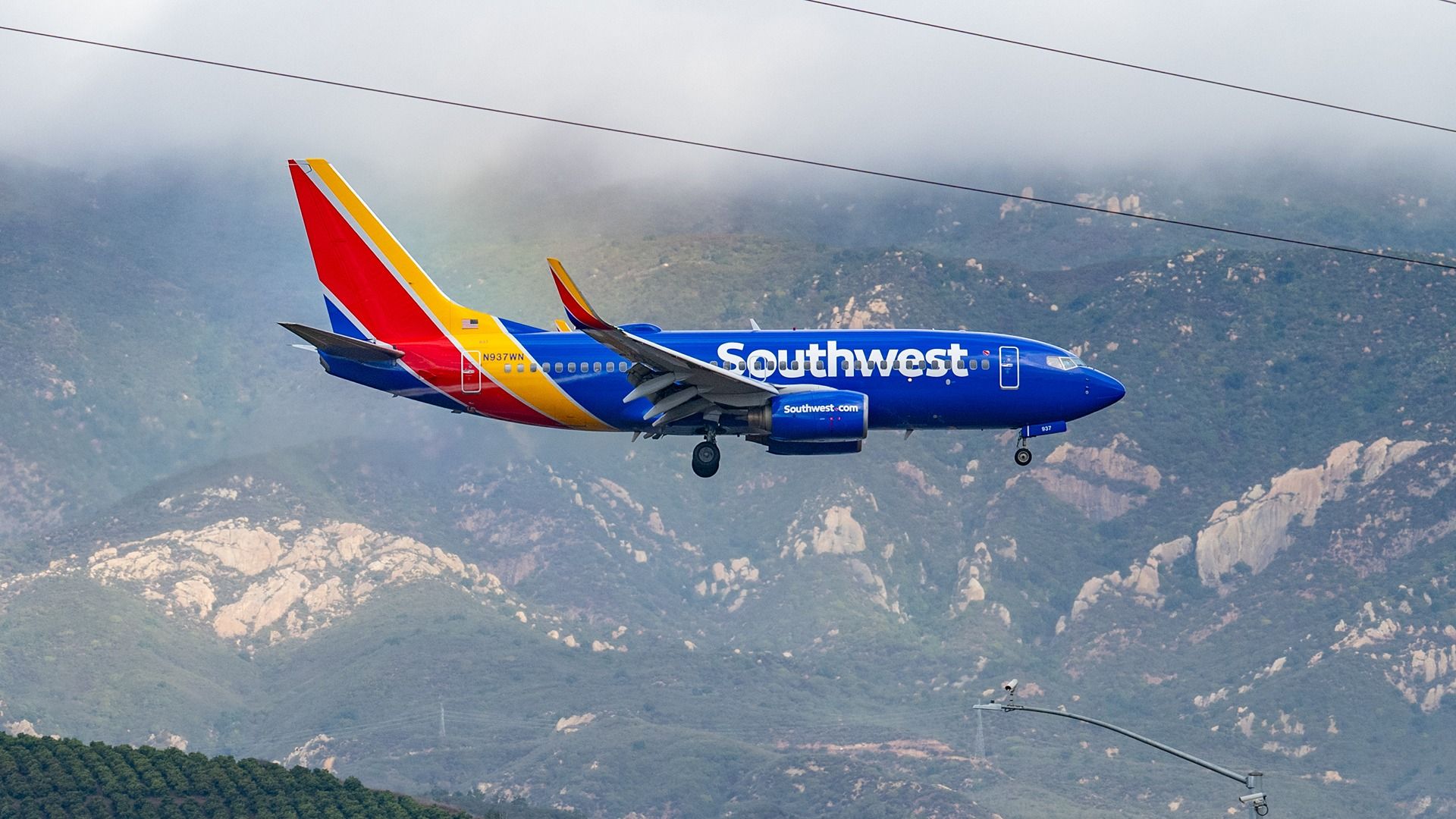 Southwest Airlines Boeing 737 7H4 (N937WN) landing in Santa Barbara.