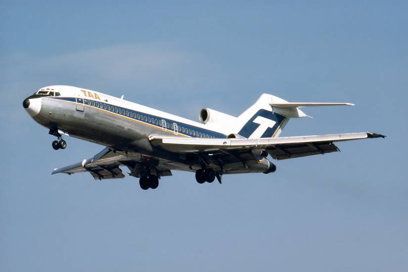 Trans_Australia_Airlines_Boeing_727-76_on_final_approach_at_Brisbane_Airport