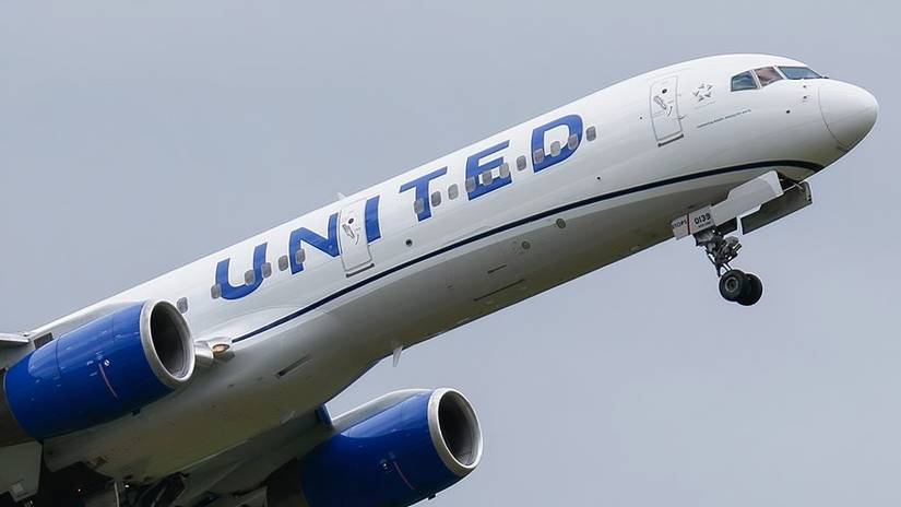 United Airlines 757 taking off from Edinburgh1