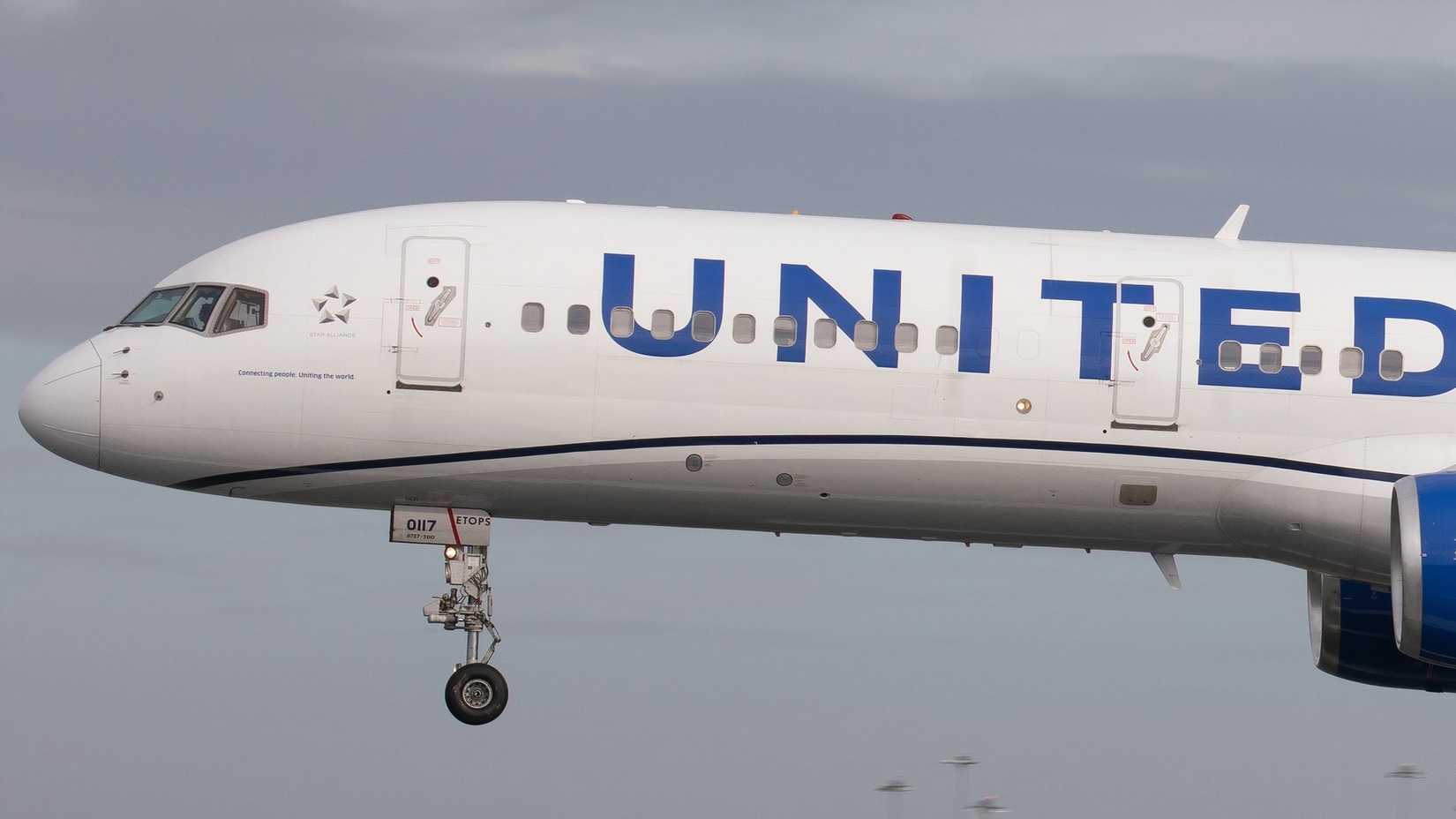United Airlines Boeing 757-200 about to land