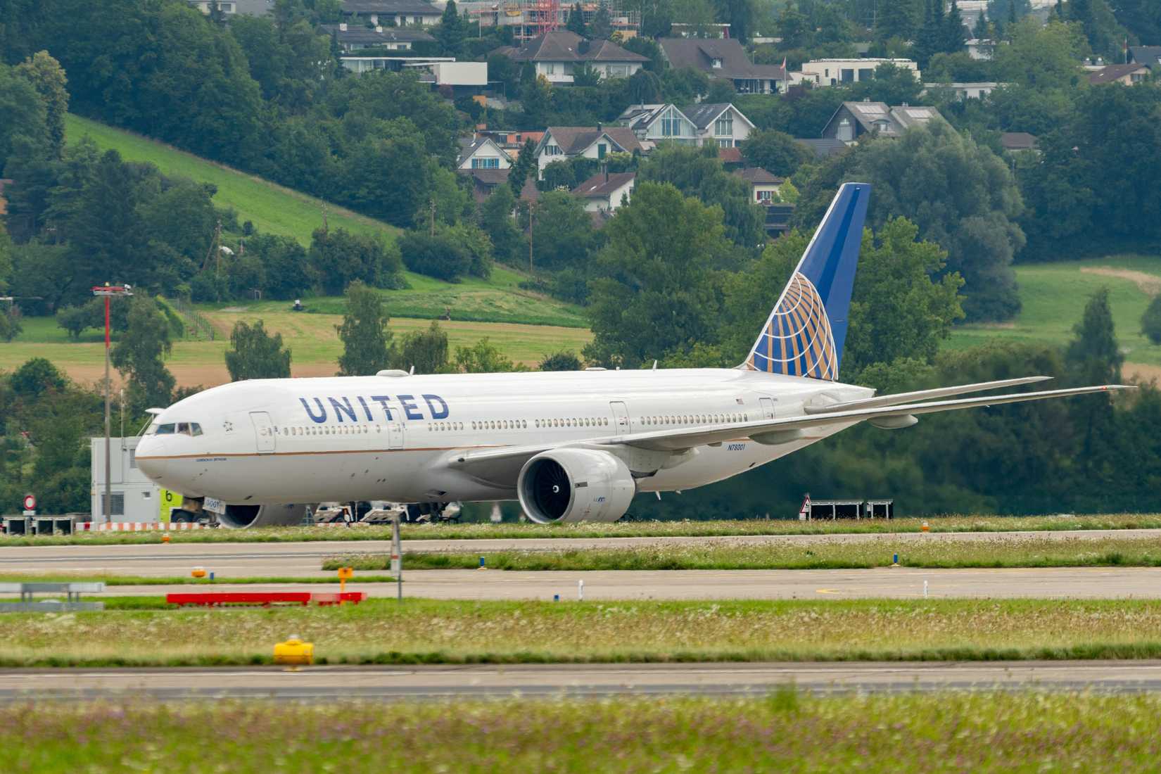 United Airlines Boeing 777-224ER aircraft is taxiing to the gate.