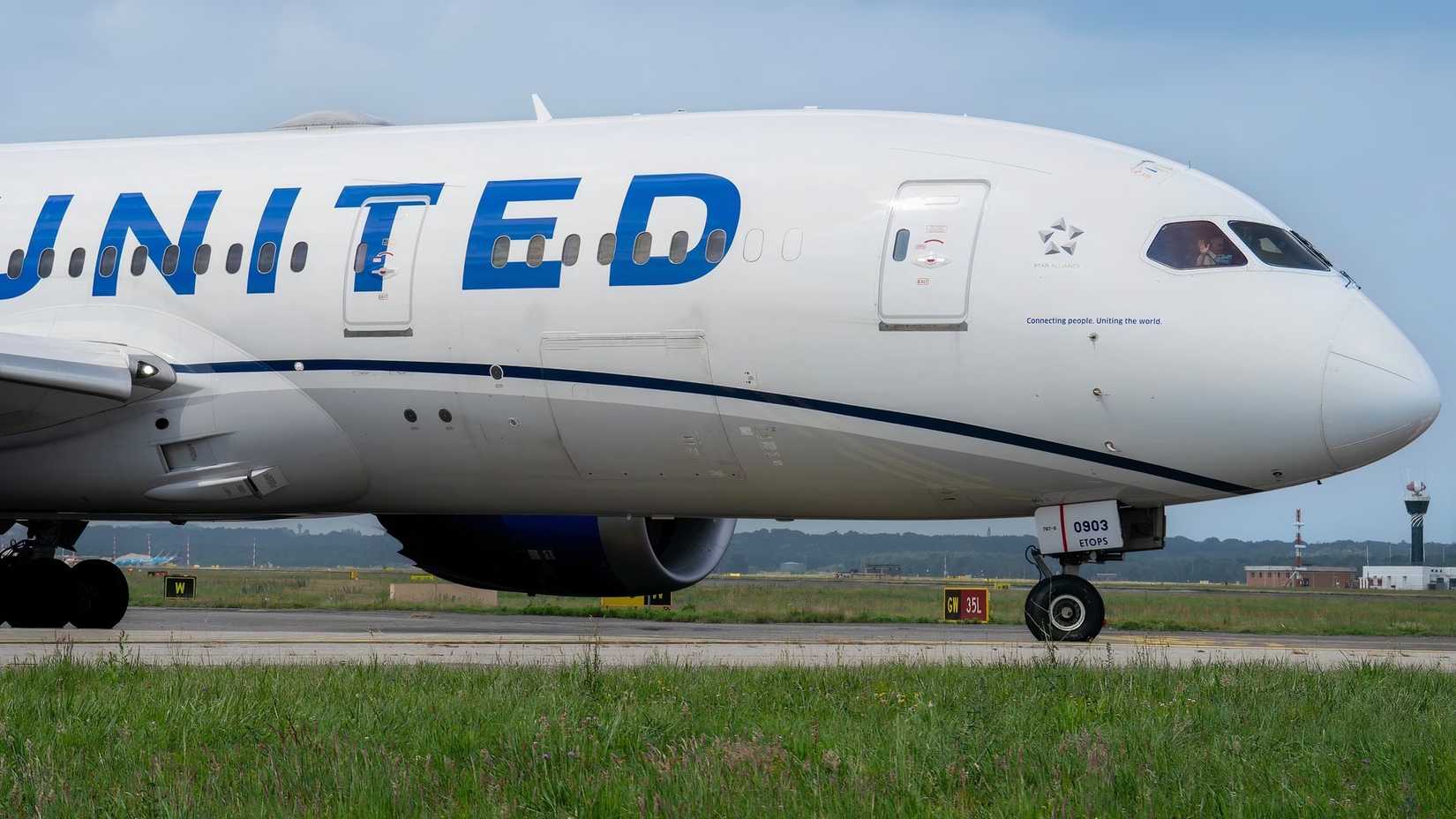 United Airlines Boeing 787-8 taxiing to the runway