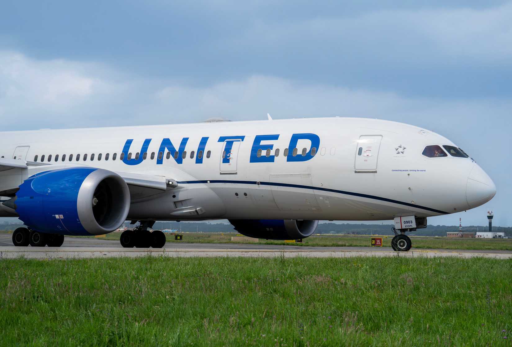 United Airlines Boeing 787-8 taxiing