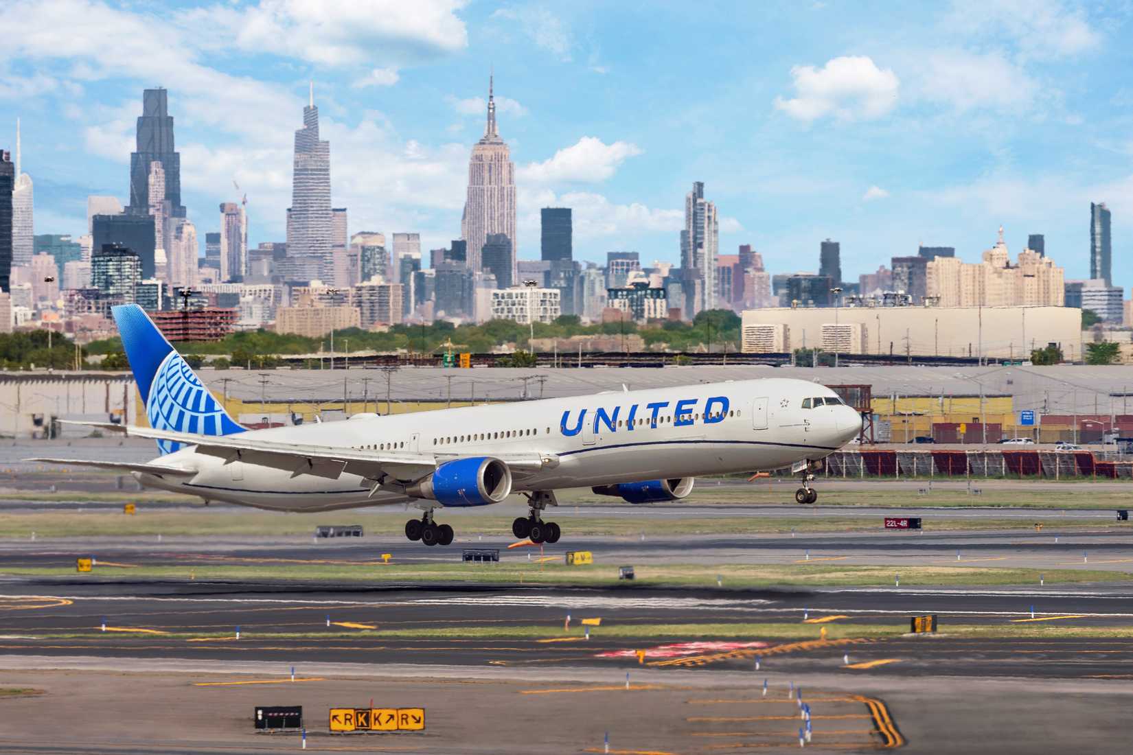 United Airlines Boeing 767 Landing In Newark