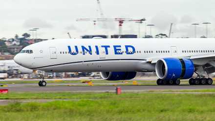 United Airlines Boeing 777-322ER (N2250U) Landing at Sydney Airport