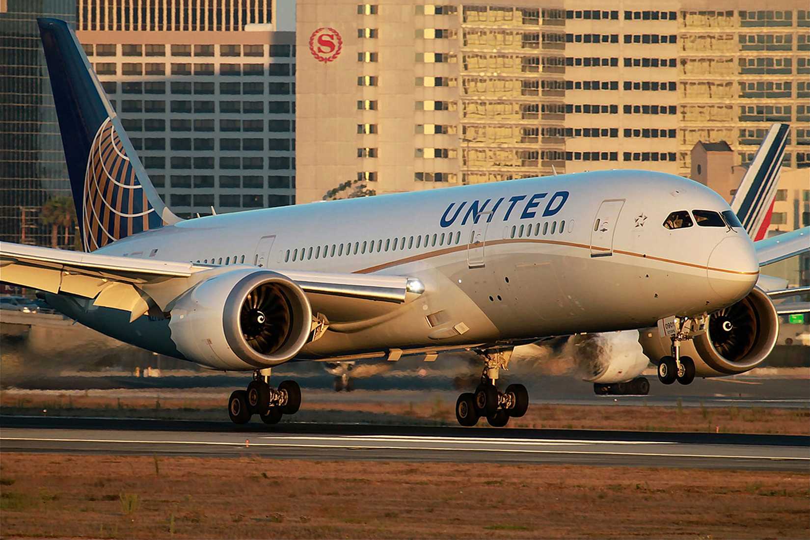 United Airlines 787