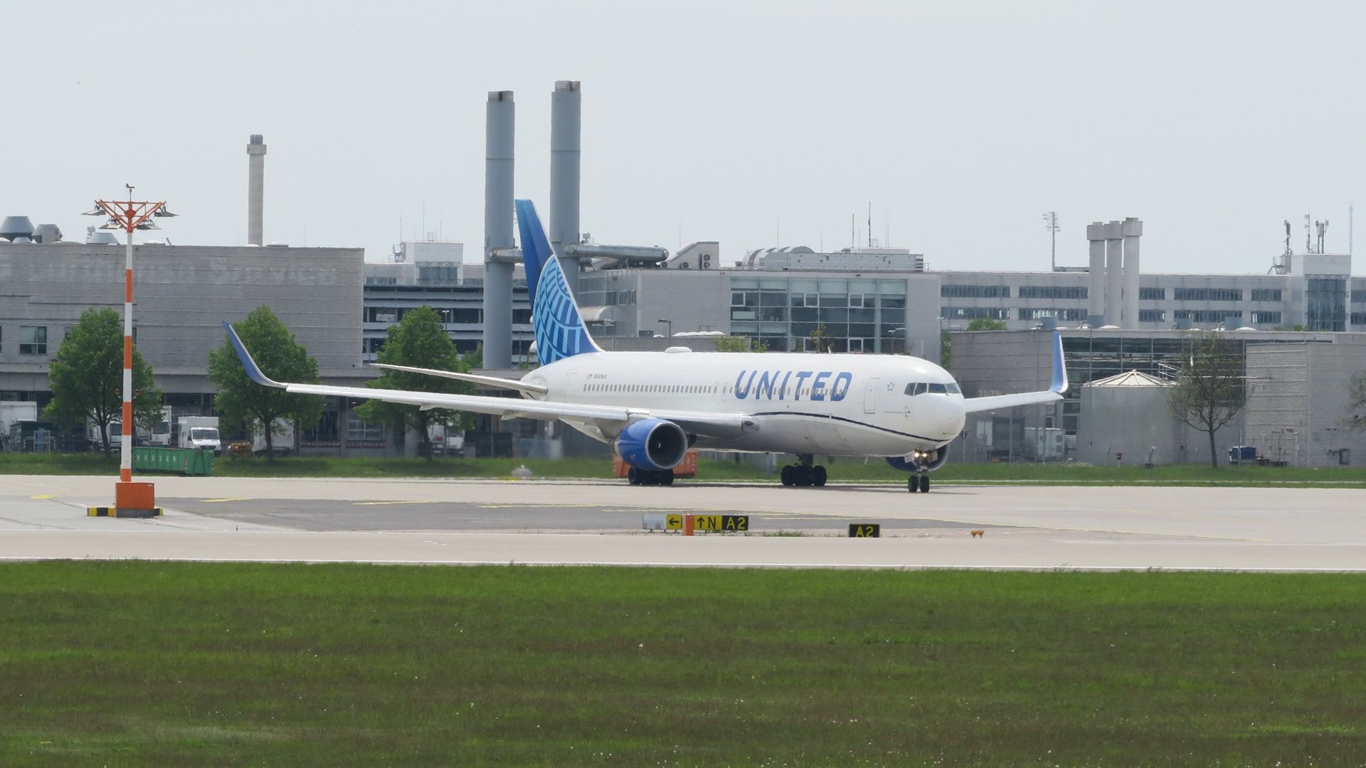 United Airlines Boeing 767-322/ER at Munich Airport