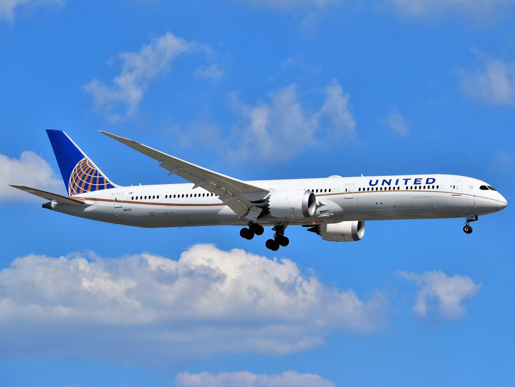 A United Airlines Boeing 787-10 Dreamliner is on final approach to Newark Liberty International Airport.