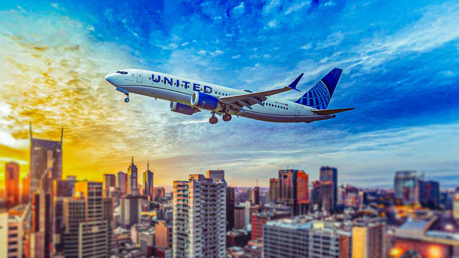 United Airlines Pilot Injured After High-Altitude Debris Cracks Windshield United Airlines Pilot Injured After High-Altitude Debris Cracks Windshield