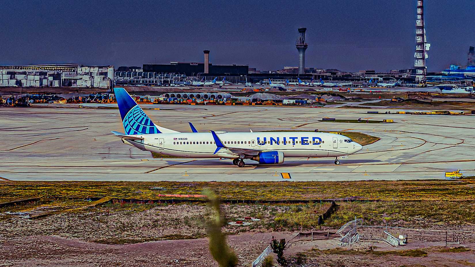 United Airlines Boeing 737-700 runway