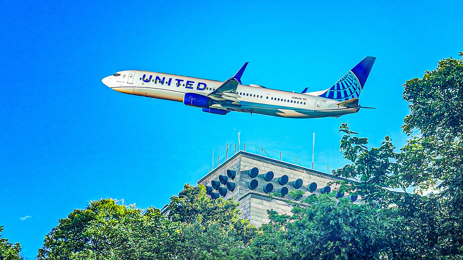 Despite Earnings Beat, United Airlines Shares Slide 9%