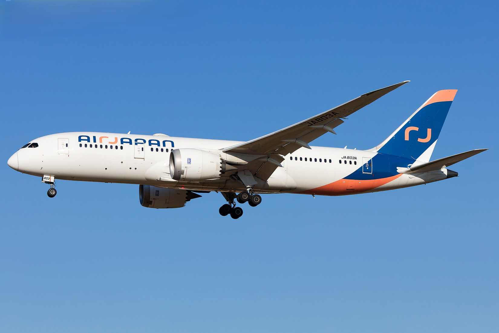 AirJapan Boeing 787-8 landing