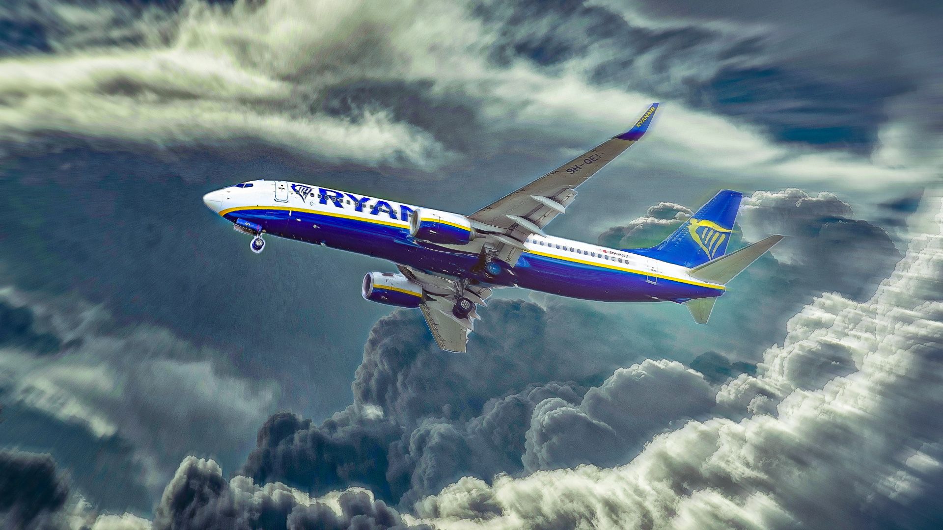 Ryanair Boeing 737-800 storm