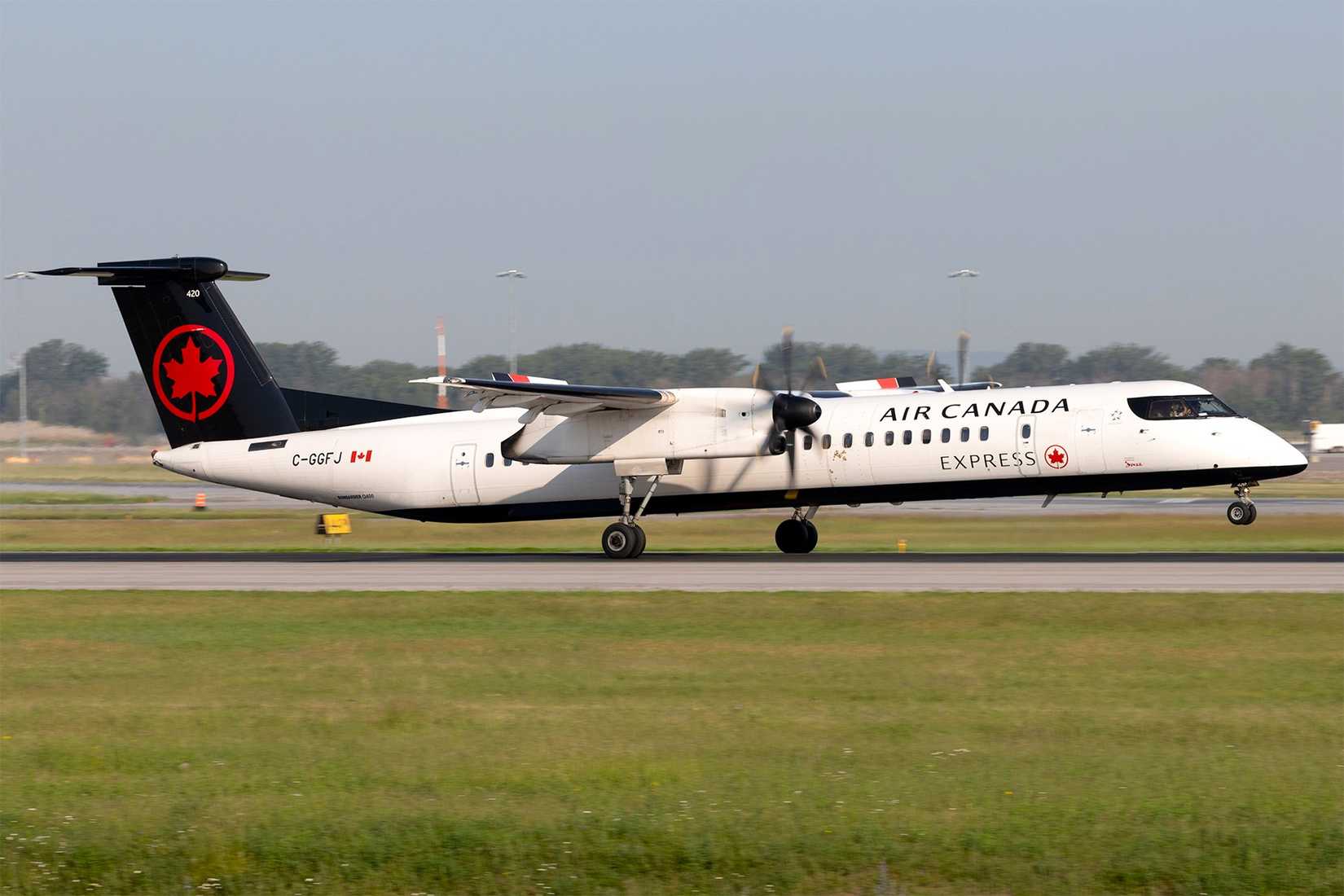 Air Canada De Haviland Dash 8-400 taking off