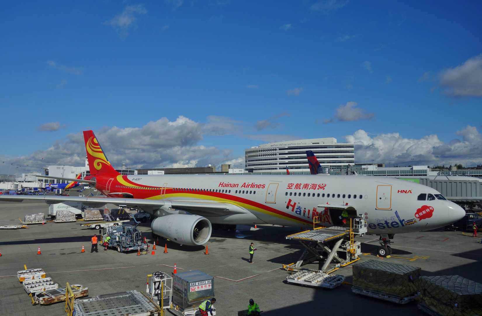 A Hainan Airlines (HU) airplane at the Sea-Tac Seattle-Tacoma International Airport (SEA).