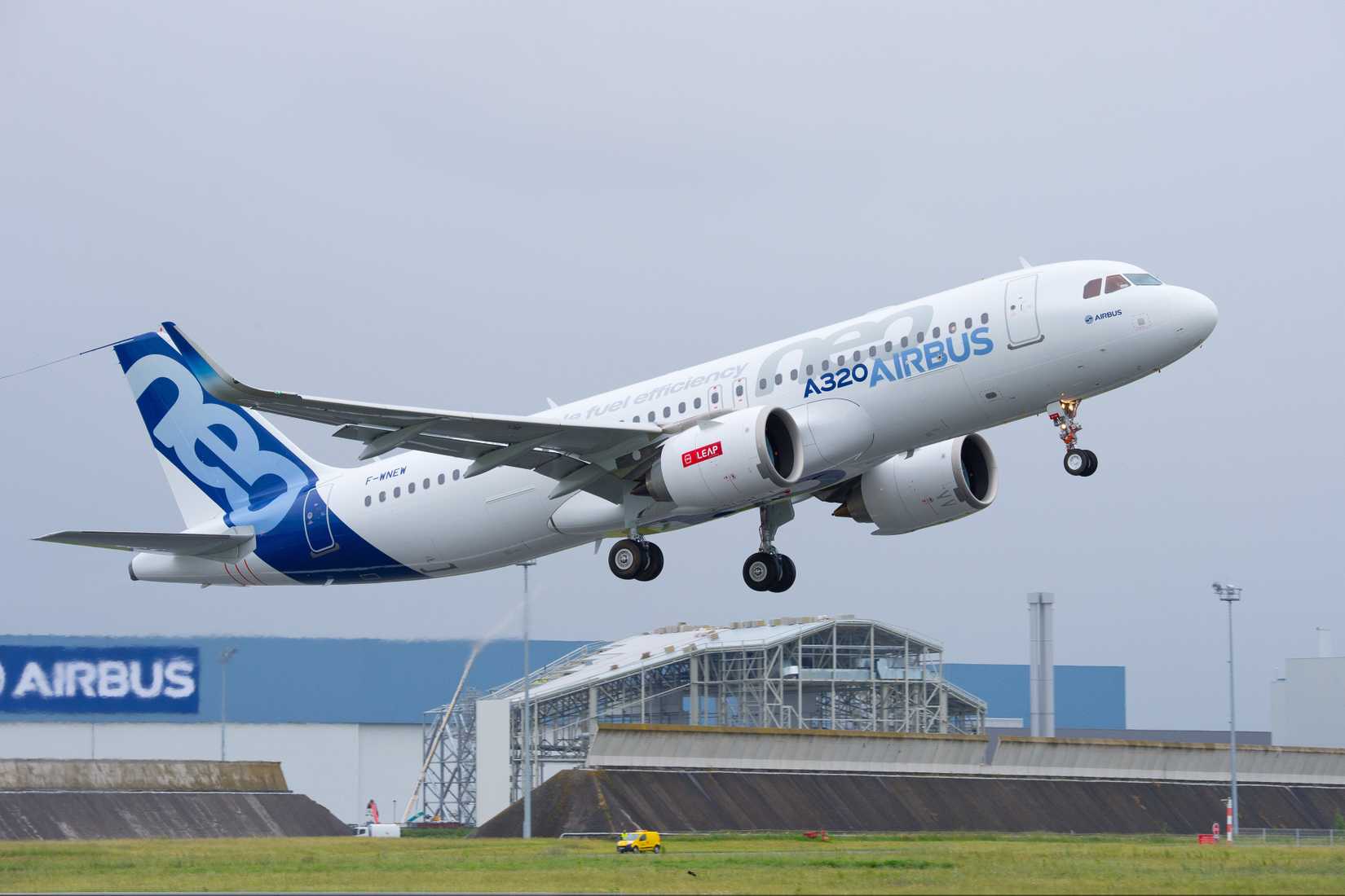 A320neo Airbus taking off