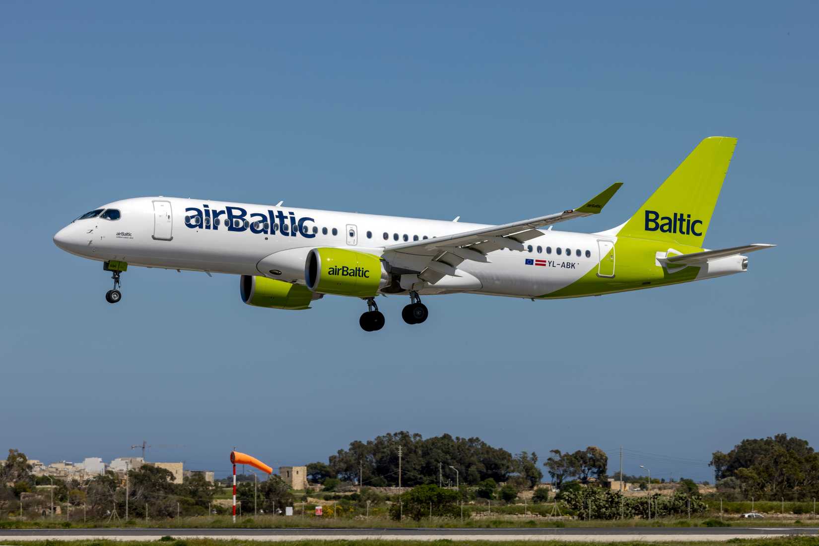 airBaltic A220 Landing