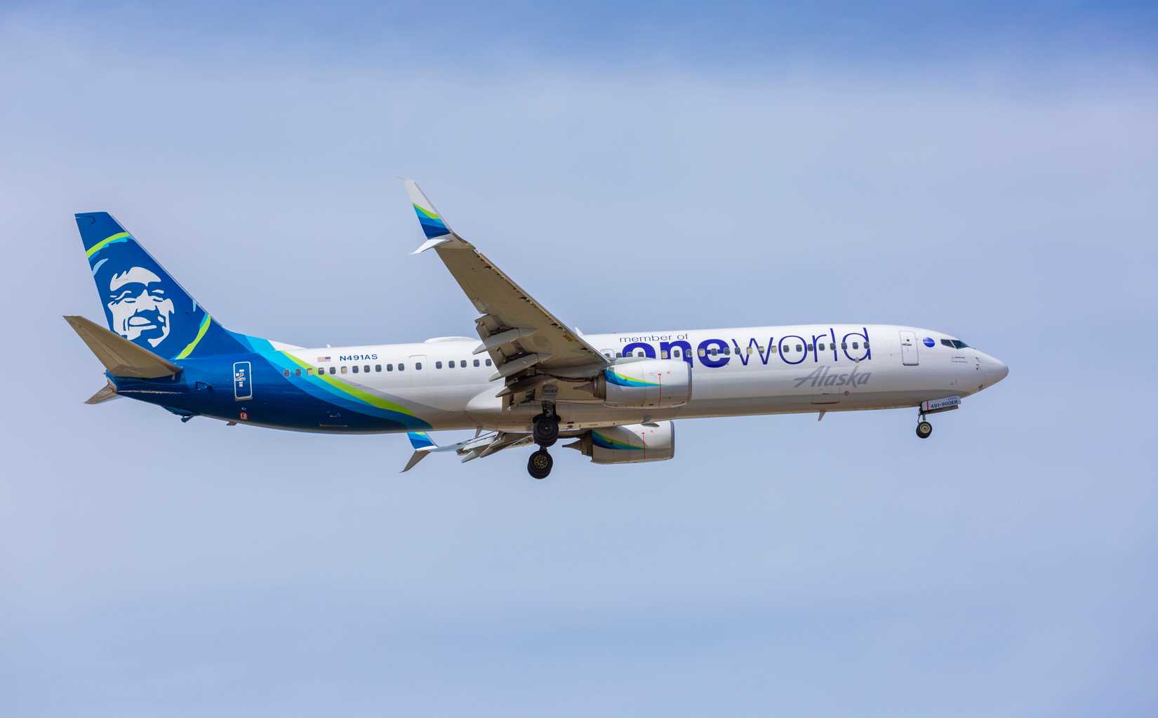 Alaska Airlines 737 oneworld livery Carlos Yudica Shutterstock