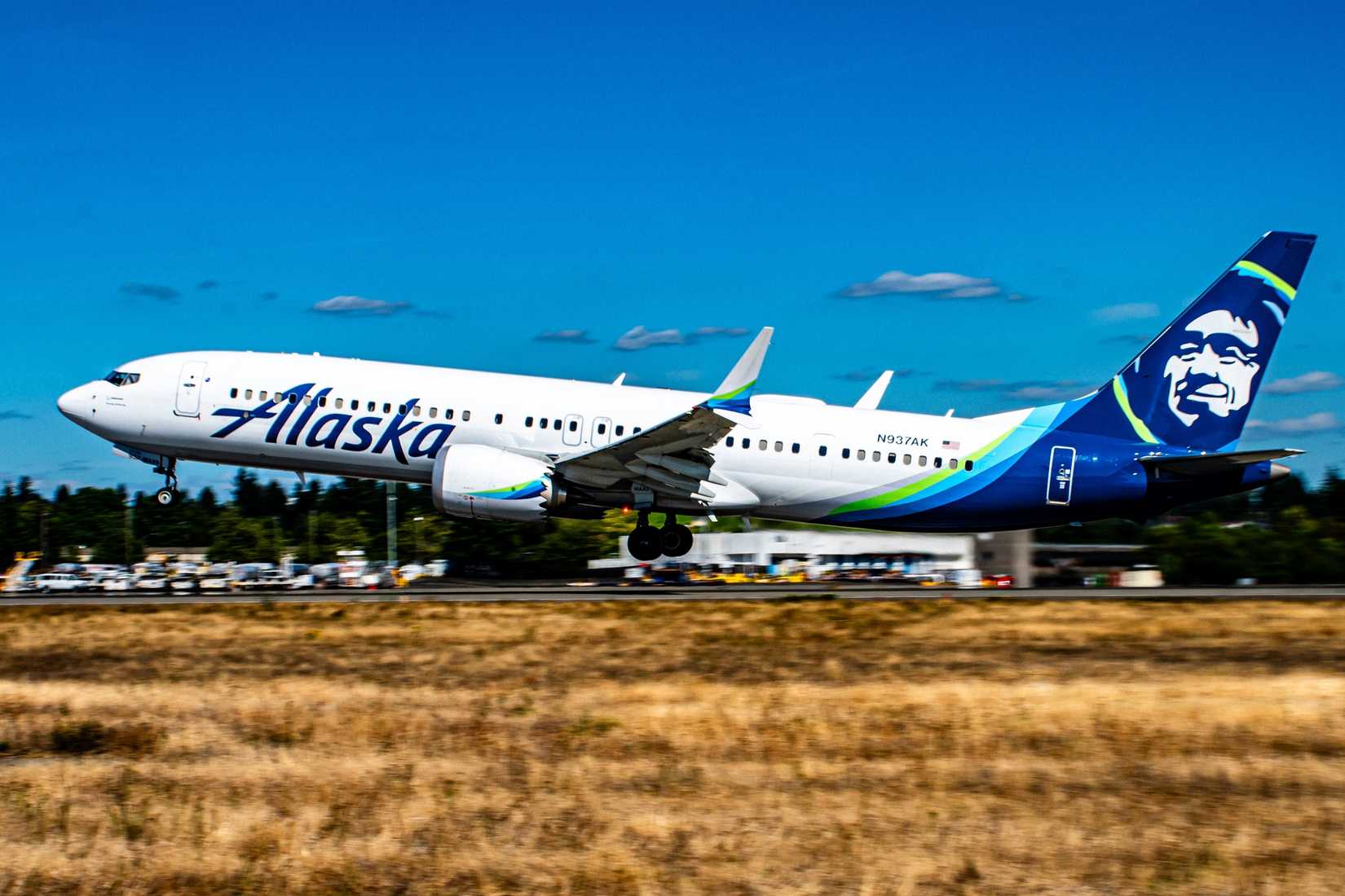 Alaska Airlines Boeing 737 MAX 9 N937AK Flashing Beacon on Take-Off