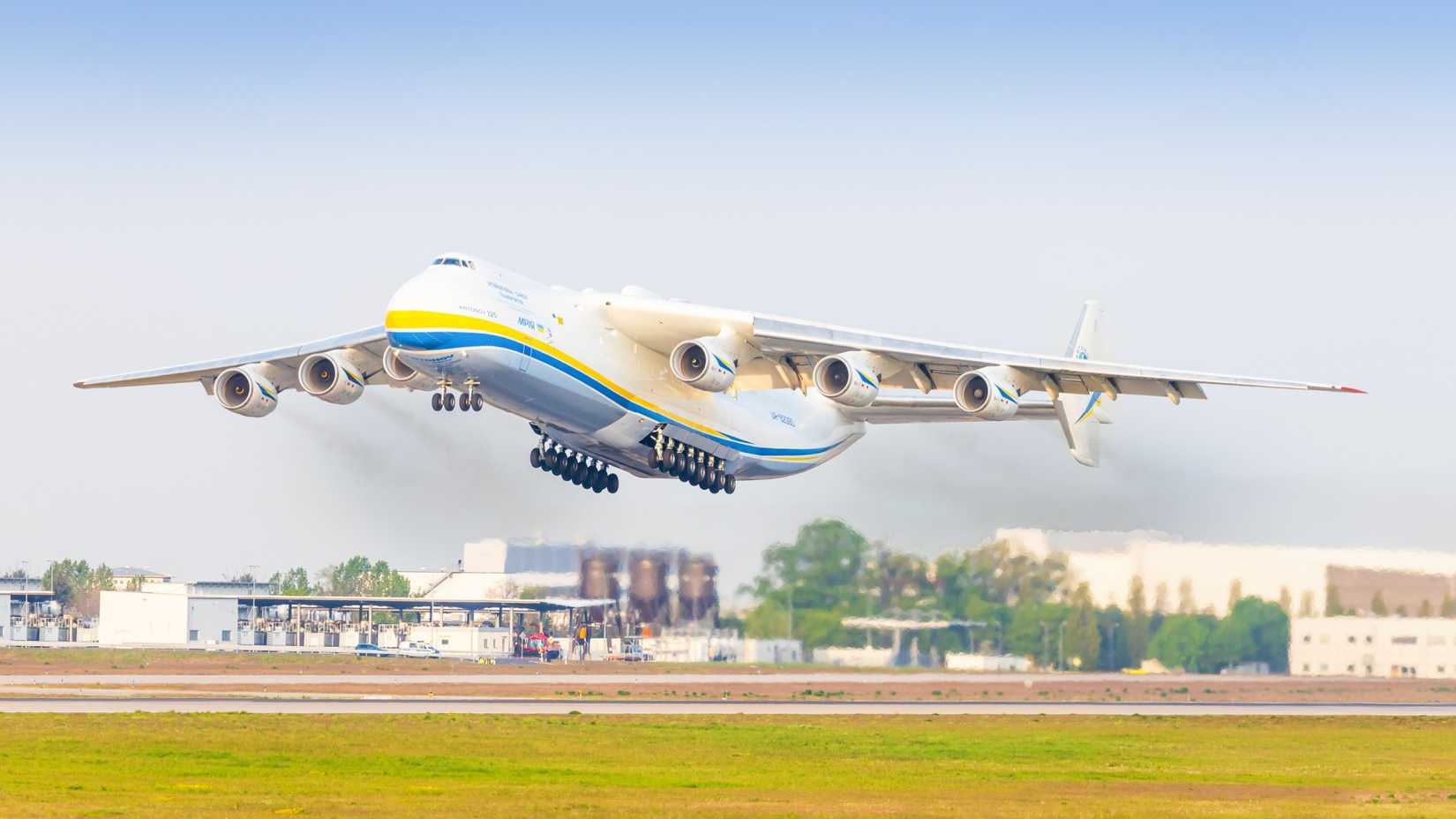Antonov An-225 taking off