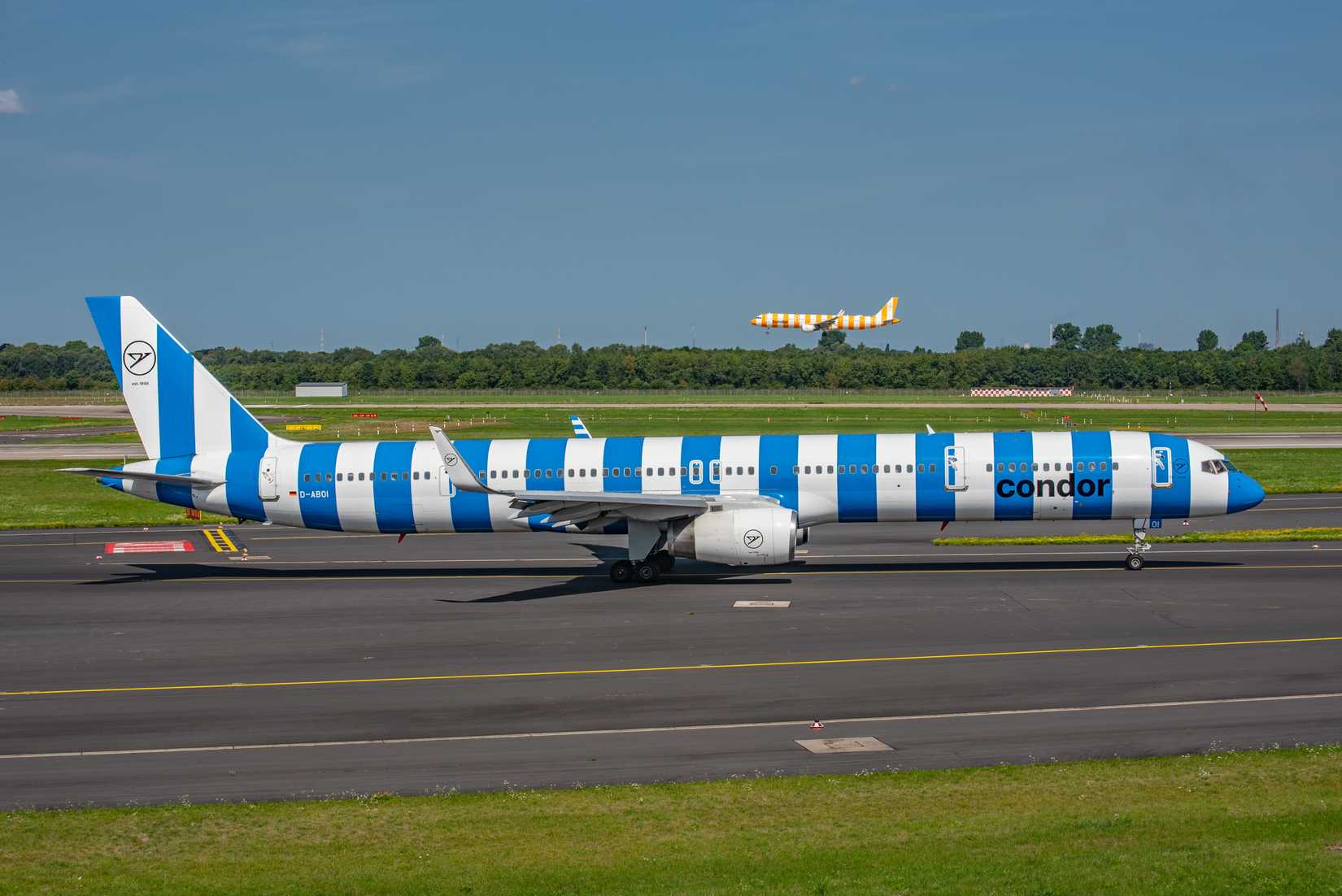 Boeing 757 from Condor is taxiing to the runway.