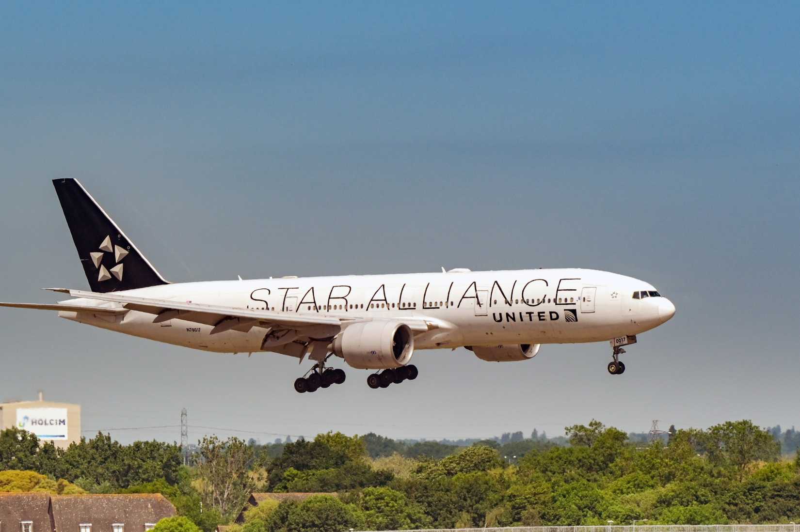 Boeing 777 (registration N78017) operated by United Airlines in Star Alliance livery