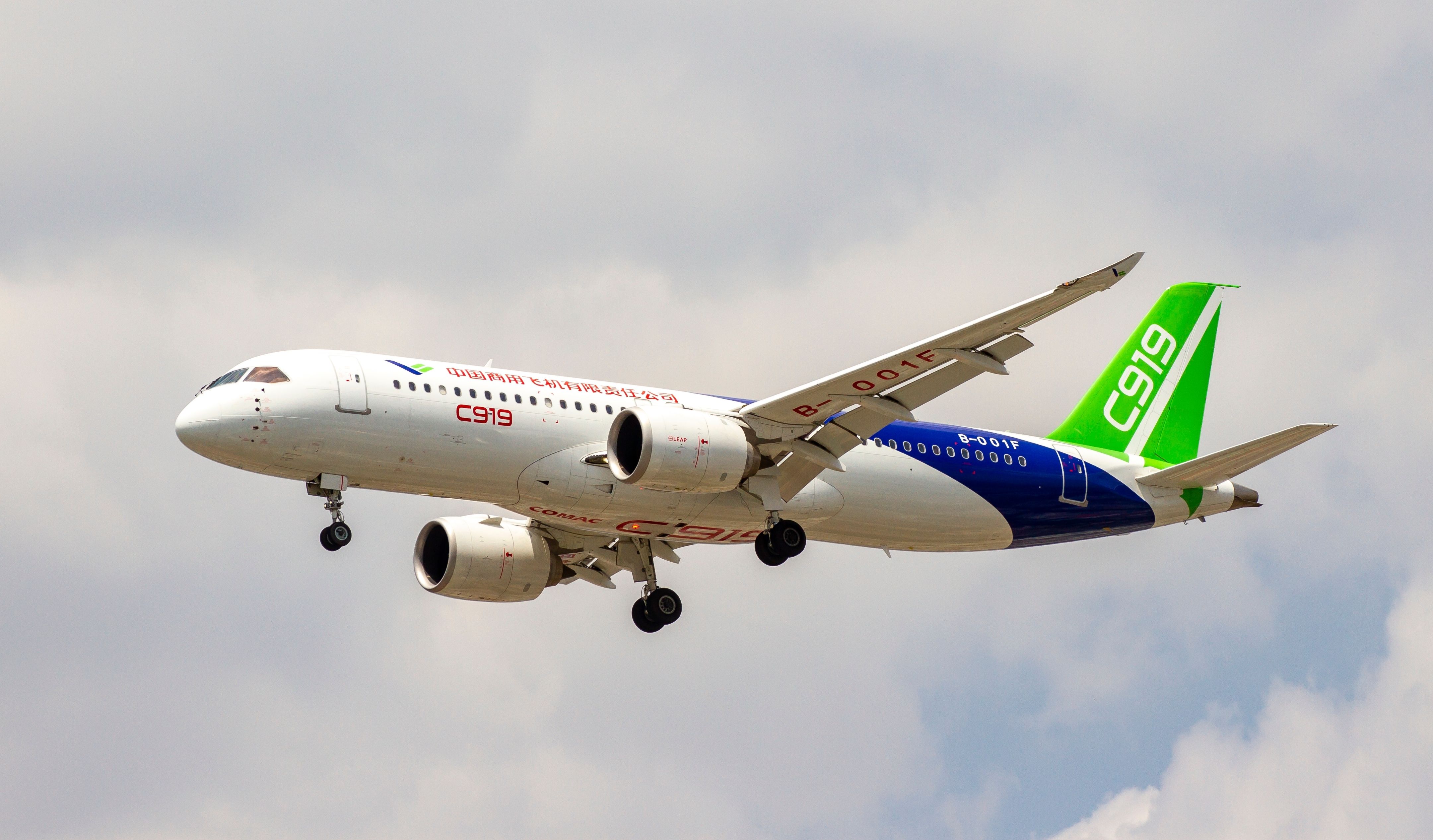 C919 flying Duc Huy Nguyen Shutterstock