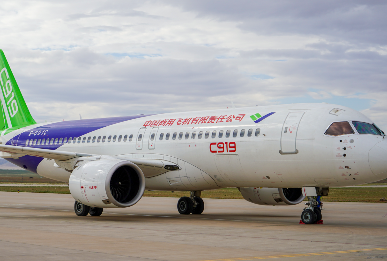 COMAC's Mixed Fortunes: Dubai Airshow Debut Prep & VietJet's C909