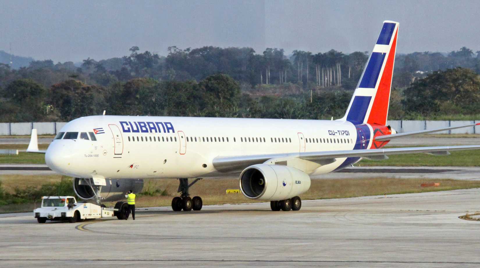 Cubana Tupolev Tu-204 taxiing