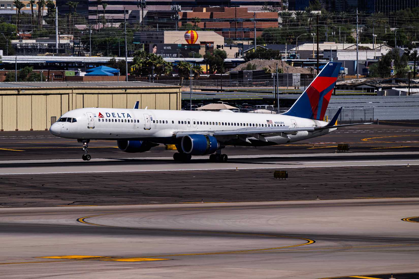 Delta Airlines Boeing 757-200 N900PC arrival into runway 26 at Phoenix Sky Harbor Intl. Airport