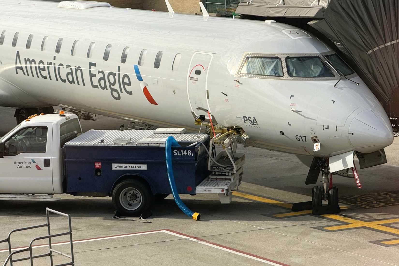 American Eagle CRJ900 damaged at Omaha